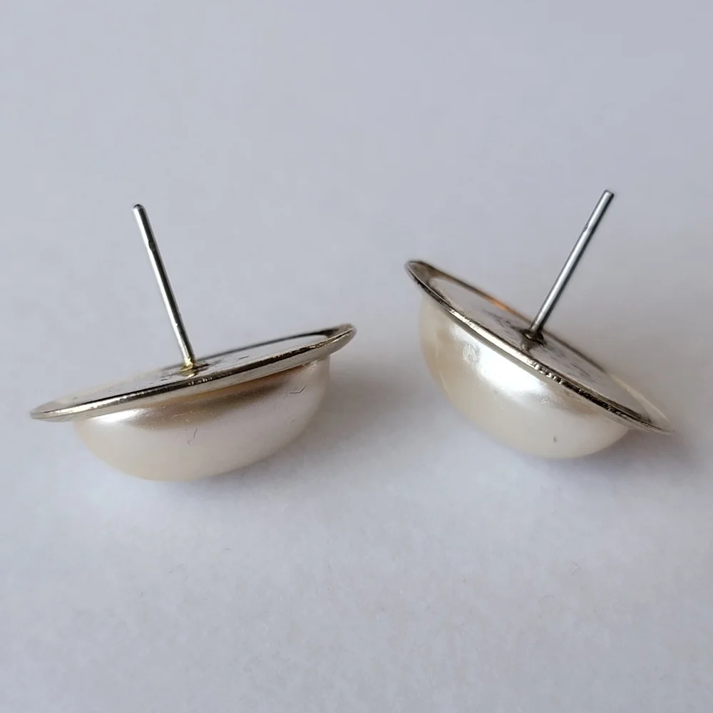Vintage Faux Pearl Gold Tone Oval Post Earring